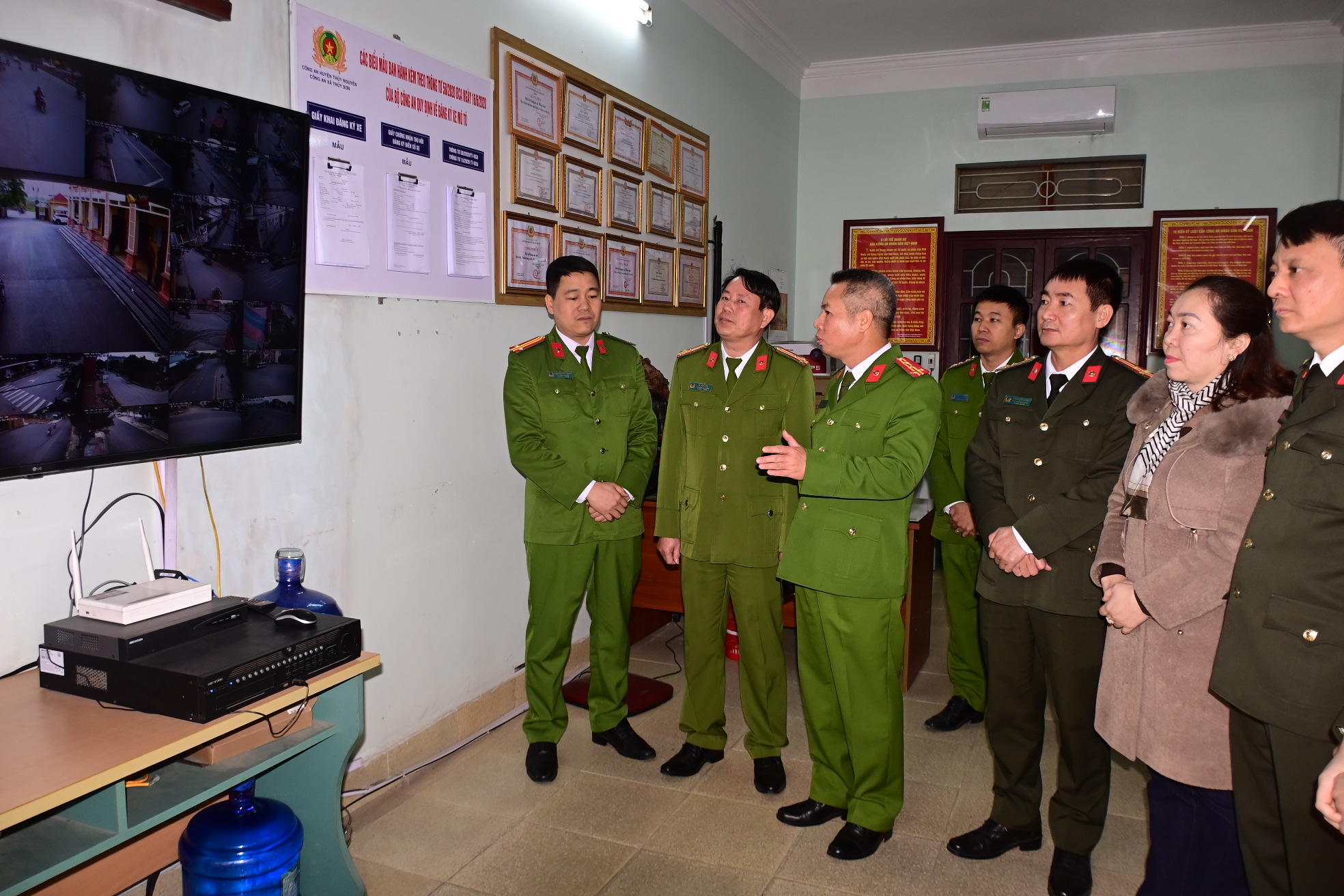 Đại tá Lê Nguyên Trường - Phó Giám đốc Công an thành phố thăm, chúc Tết các đơn vị tiêu biểu